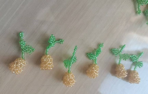 1月12日，手工兼職在家做，拿回家做的手工副業(yè)創(chuàng)業(yè)，微創(chuàng)業(yè)做手工傳承官，選擇手工之家，因?yàn)檫@里創(chuàng)新、誠信，圖為串珠米珠繡手工產(chǎn)品剪影