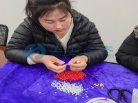 這份手工活串珠加工不受季節(jié)影響，常年有活干有錢賺