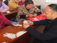 勵(lì)志珠珠繡加工手工活有明確驗(yàn)收標(biāo)準(zhǔn)與專(zhuān)人指導(dǎo)，新手順利賺取加工費(fèi)