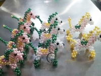 6月14日，全國正規(guī)手工活平臺有哪些，農(nóng)村手工活加工項目，手工之家實現(xiàn)創(chuàng)業(yè)夢想的好地方，圖為勵志珠珠繡串珠手工產(chǎn)品剪影