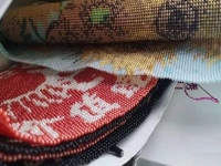 10月13日，純手工活代加工，手工外包發(fā)布平臺(tái)，手工之家負(fù)責(zé)提供的加工材料，齊全完備，圖為勵(lì)志珠珠繡串珠手工產(chǎn)品剪影