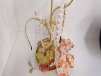 10月16日，農(nóng)村手工活加工項(xiàng)目，可靠的手工活外發(fā)，與手工之家合作，放心居家掙錢(qián)，圖為勵(lì)志珠珠繡串珠手工產(chǎn)品剪影