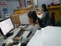 10月17日，代加工手工活，在家兼職手工活，越來(lái)越多人在手工之家做珠繡串珠手工掙錢(qián)，圖為勵(lì)志珠珠繡串珠成品倉(cāng)庫(kù)剪影