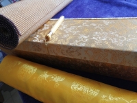 10月20日，拿回家做的手工活，長(zhǎng)期穩(wěn)定的手工活，手工之家的個(gè)性化定制服務(wù)讓人滿(mǎn)意，圖為勵(lì)志珠珠繡串珠手工產(chǎn)品及外包裝剪影