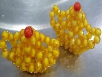 12月1日，新的一月，把純手工拿回家做，靈活就業(yè)創(chuàng)業(yè)，手工之家以誠待人、以真為本，圖為勵志珠珠繡串珠手工產(chǎn)品剪影
