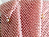 2月6日，帶回家做的手工項(xiàng)目，在家兼職手工，手工之家的合作方式好，加工銷售能一起做，圖為勵(lì)志珠珠繡串珠手工產(chǎn)品剪影