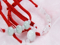 4月7日，拿回家做的手工副業(yè)，靈活就業(yè)項(xiàng)目，與手工之家合作，農(nóng)村和城市，誰更有優(yōu)勢，圖為勵志珠珠繡串珠手工產(chǎn)品剪影
