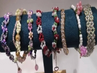 5月30日，手工活外發(fā)加工網(wǎng)，靈活就業(yè)好項目，傳承傳統(tǒng)手工，手工之家的外發(fā)手工項目如何，圖為勵志珠珠繡串珠手工產(chǎn)品剪影