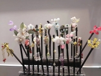 6月21日，手工活拿回家做在哪里找，靈活就業(yè)創(chuàng)業(yè)，開飾品加工廠，選擇手工之家，這個手工項目自由靈活，圖為勵志珠珠繡串珠手工產(chǎn)品剪影
