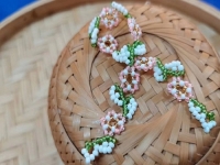 9月11日，手工活外發(fā)加工可靠嗎？靈活就業(yè)好手工，開飾品加工廠，手工之家的產(chǎn)品優(yōu)勢，圖為飾品類串珠純手工產(chǎn)品剪影