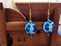 9月20日，手工活接單正規(guī)平臺(tái)，拿回家做的手工項(xiàng)目，開(kāi)飾品加工廠，在手工之家，加工人員如何銷(xiāo)售產(chǎn)品掙錢(qián)，圖為飾品類(lèi)串珠純手工產(chǎn)品剪影