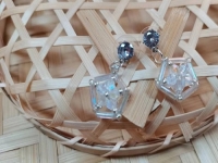 9月26日，手工活外發(fā)加工網(wǎng)，在家做串珠手工掙錢(qián)，開(kāi)飾品加工廠，在手工之家，加工人員這樣做收入更好，圖為飾品類(lèi)串珠純手工產(chǎn)品剪影