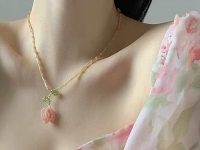 9月29日，外發(fā)加工接單平臺(tái)，開(kāi)飾品加工廠，正規(guī)廠家的手工，手工之家的手工項(xiàng)目好做、收入好，圖為飾品類(lèi)串珠純手工產(chǎn)品剪影