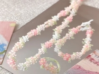 7月11日，外發(fā)手工活正規(guī)平臺，手工靈活就業(yè)創(chuàng)業(yè)，開飾品加工廠，在手工之家,選擇了就要信任和認真，圖為串珠米珠繡手工產品剪影