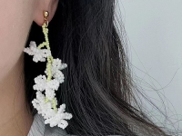 7月16日，手工活外發(fā)一手貨源，開飾品加工廠，居家靈活就業(yè)創(chuàng)業(yè)好選擇，與手工之家合作，遠近不是問題，圖為串珠米珠繡手工產品剪影