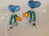 7月25日，兼職手工活外發(fā)加工在家可做，開(kāi)飾品加工廠，靈活就業(yè)創(chuàng)業(yè)項(xiàng)目，選對(duì)手工廠家，主要看這幾點(diǎn)，圖為串珠米珠繡手工產(chǎn)品剪影