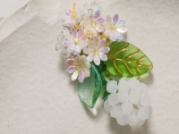 7月28日，在家能做的手工活兼職，正規(guī)可靠的手工副業(yè)，開(kāi)飾品加工廠，手工廠家和手工項(xiàng)目是大家掙錢(qián)的保障，圖為串珠米珠繡手工產(chǎn)品剪影