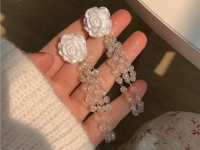 8月3日，手工活兼職可帶回家，手工靈活就業(yè)的好副業(yè)，開(kāi)飾品加工廠，在手工之家，用手工收入詮釋對(duì)家庭和手工的愛(ài)與責(zé)任，圖為串珠米珠繡手工產(chǎn)品剪影