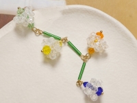 10月2日，手工活兼職是真的嗎，拿回家做的手工項(xiàng)目，可以開(kāi)飾品加工廠的純手工，讓大家收入好，是大家選擇手工之家的重要原因，圖為飾品類(lèi)串珠純手工產(chǎn)品剪影