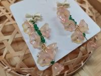 10月6日，手工活外發(fā)加工正規(guī)廠家直接發(fā)貨，開飾品加工廠，在家做的手工，在手工之家，手工發(fā)展有前景，圖為飾品類串珠純手工產(chǎn)品剪影