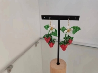 12月11日，在家兼職手工活，帶回家做的手工項目，開飾品加工廠，與手工之家合作，串珠純手工帶來好收入，圖為串珠米珠繡手工產(chǎn)品剪影