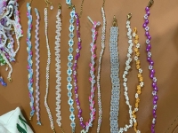 12月22日，家里干的手工活兼職，純手工加工項目，開飾品加工廠，與手工之家合作，不外出打工，居家就業(yè)創(chuàng)業(yè)也有好收入，圖為飾品類串珠純手工產(chǎn)品剪影