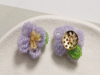 12月27日，外發(fā)手工活正規(guī)平臺，適合的串珠手工項目，開飾品加工廠，手工之家的創(chuàng)新成果大家共享，圖為飾品類串珠純手工產品剪影