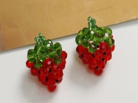 1月1日，新年新開始，手工活外發(fā)一手貨源，在家做手工掙錢，靈活就業(yè)創(chuàng)業(yè)開飾品加工廠，在手工之家，加工和銷售都能掙錢，圖為飾品類串珠純手工產品剪影