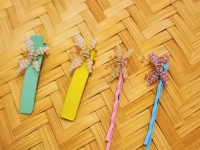 1月27日，附近有沒有兼職手工活，居家靈活就業(yè)的好副業(yè)，開飾品加工廠，手工之家長久穩(wěn)定讓大家放心，圖為串珠純手工產品剪影