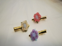 3月15日，手工兼職在家做是真的嗎？開(kāi)飾品加工廠，正規(guī)手工活外發(fā)加工網(wǎng)副業(yè)，做好這兩點(diǎn)，在手工之家能有更好的收入，圖為串珠米珠繡手工產(chǎn)品剪影