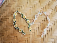 3月25日，靠譜手工兼職平臺，在家兼職正規(guī)的日結(jié)手工有沒有，開飾品加工廠，手工之家與合作人員合作共贏、相互成就，圖為串珠米珠繡手工產(chǎn)品剪影