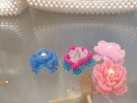 3月29日，兼職手工活可以帶回家做的，居家靈活就業(yè)好副業(yè)，開飾品加工廠，手工之家堅(jiān)持用更多的純手工產(chǎn)品服務(wù)市場，圖為串珠米珠繡手工產(chǎn)品剪影