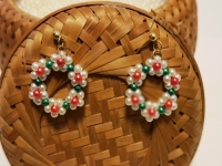 3月31日，附近有沒有兼職手工活，在家做的手工副業(yè)，開飾品加工廠，在手工之家，純手工項(xiàng)目很好做，圖為飾品類串珠手工產(chǎn)品剪影