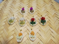 4月1日，外發(fā)加工接單平臺，靈活就業(yè)好手工項(xiàng)目，開飾品加工廠，在手工之家，怎么合作，大家說了算，圖為串珠米珠繡手工產(chǎn)品剪影