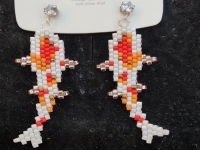 4月15日，家里干的手工活兼職，純手工加工項(xiàng)目，開(kāi)飾品加工廠，在手工之家，做兩種業(yè)務(wù)收入更好，圖為飾品類串珠純手工產(chǎn)品剪影
