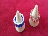 4月30日，手工活從哪里找廠家，可靠的串珠手工項(xiàng)目，靈活就業(yè)好手工，在手工之家，產(chǎn)品始終是發(fā)展的重點(diǎn)之一，圖為飾品類(lèi)串珠純手工產(chǎn)品剪影