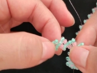 7月22日，手工活兼職是真的嗎？居家專兼職的好副業(yè)，做手工傳承官，開手工加工廠，在手工之家，成績和榮譽都是大家的，圖為串珠米珠繡純手工加工剪影