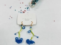8月29日，手工活兼職招聘信息，在家做串珠手工項目掙錢，做手工傳承官，在手工之家，要多掙錢，每一種合作都需要認真對待，圖為串珠米珠繡純手工產(chǎn)品剪影