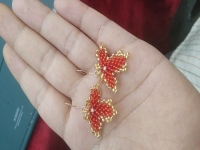 外發(fā)手工領(lǐng)回家做，在農(nóng)村陪著家人做純手工掙錢正合適