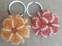 1月13日，拿回家做的手工活，在家掙錢的副業(yè)創(chuàng)業(yè)，小本創(chuàng)業(yè)做手工傳承官，手工之家的合作方式和業(yè)務(wù)選擇多，圖為串珠米珠繡手工產(chǎn)品剪影