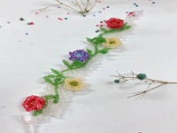 2月11日，手工兼職在家做是真的，靈活就業(yè)、小成本創(chuàng)業(yè)做手工傳承官、開手工加工廠，在手工之家，合作好因?yàn)榱私夂托湃?，圖為串珠米珠繡純手工產(chǎn)品剪影