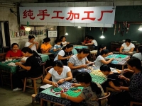 不往城里跑，在村里小成本創(chuàng)業(yè)，陪著家人開手工加工廠是個(gè)好機(jī)會(huì)