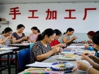 把手工領(lǐng)回家做，純手工加工廠允不允許，就看簽訂的正規(guī)合同怎么說(shuō)？