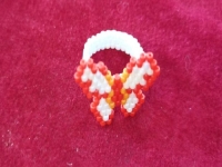 10月02日，外發(fā)加工接單平臺，正規(guī)手工輕資產(chǎn)創(chuàng)業(yè)，拿回家做手工掙錢，開手工工作室，在手工之家，合作共贏是不變的追求，圖為串珠米珠繡純手工產(chǎn)品剪影