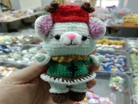 1月11日，在家里就能賺錢的工作，農村手工加工，居家手工創(chuàng)業(yè)開手工工作室、開手工加工廠，在手工之家，因為努力，所以一直向前，圖為鉤織純手工產品剪影