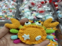 2月16日，正規(guī)手工接單平臺，居家創(chuàng)業(yè)開手工加工廠，小成本創(chuàng)業(yè)開純手工工作室，手工之家的純手工產品都有市場，圖為鉤織純手工產品剪影