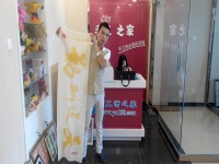 貴州小伙在家做手工活加工，創(chuàng)業(yè)精神令人感動(dòng)