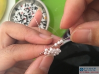 這個正規(guī)供料的手工活，是重慶蘇女士追求自信快樂人生的法寶