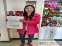 河南濮陽張女士在家?guī)Ш⒆又嘞胝尹c(diǎn)手工活做掙個(gè)零花錢