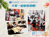 在家賺錢的方法之：街坊鄰居聚在一起做手工活，歡歡喜喜把錢掙！